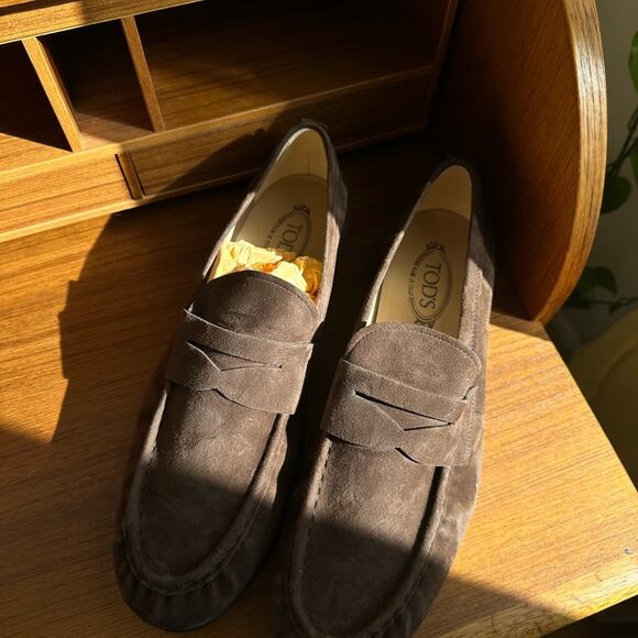 Tod’s suede low-heel loafer - Picture 8 of 9